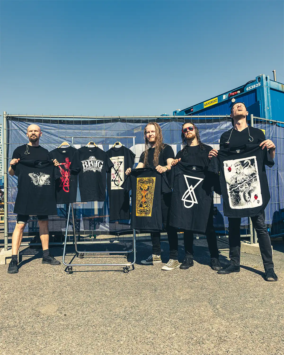 Bloodred Hourglass Metal-Band präsentiert individuelle Tour-Merchandise T-Shirts von Real Pimp