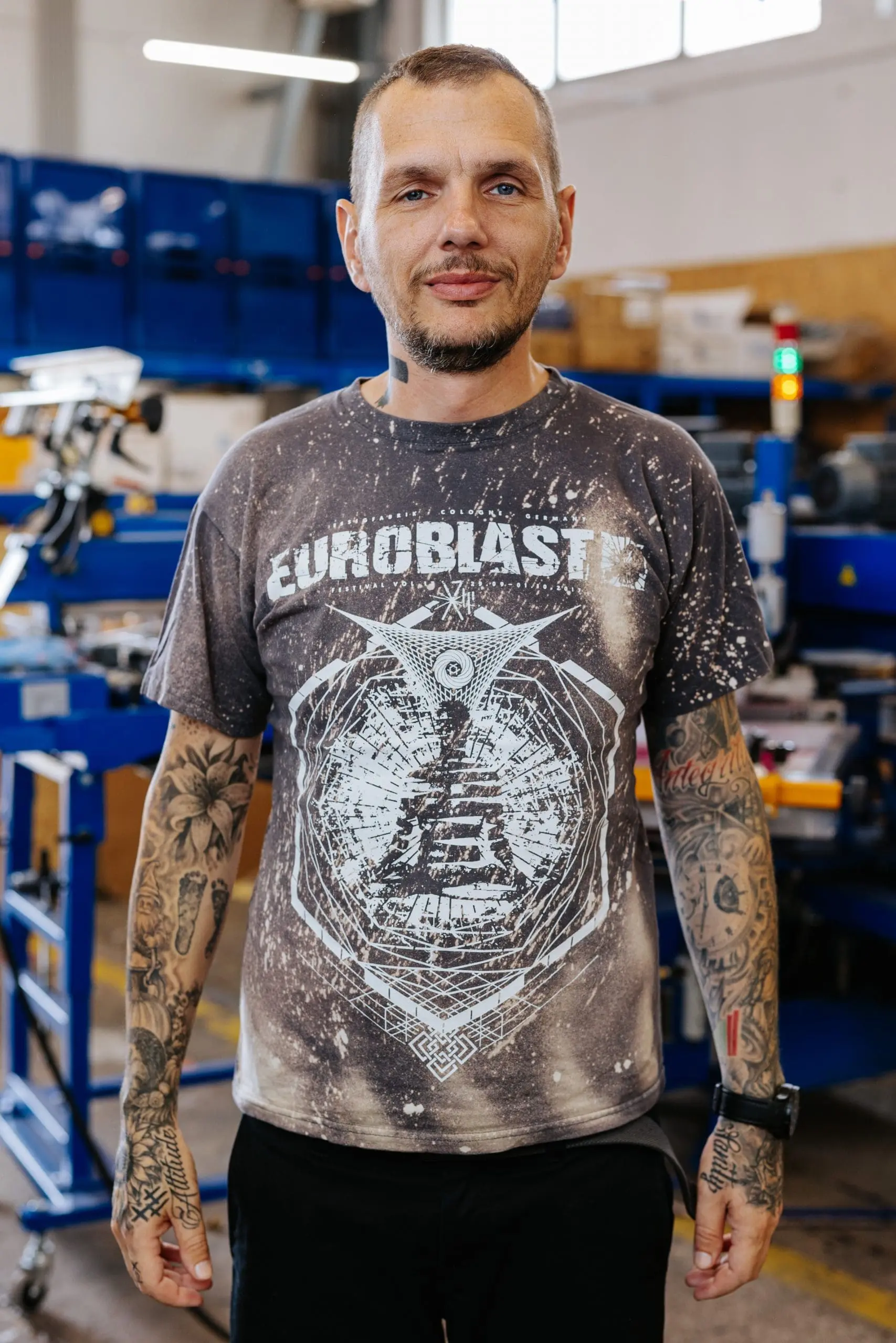 Euroblast Festival Merchandise T-Shirt mit Distressed-Siebdruck und geometrischem Design