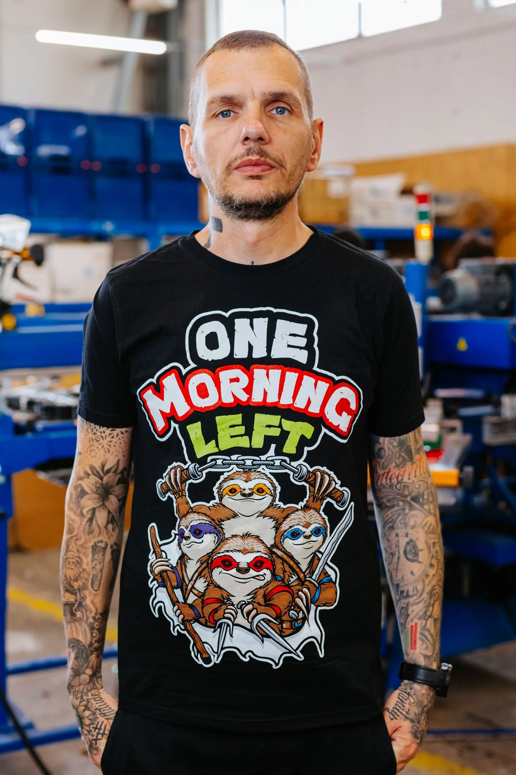 One Morning Left Band Merchandise T-Shirt mit lebendigem Druck-Design