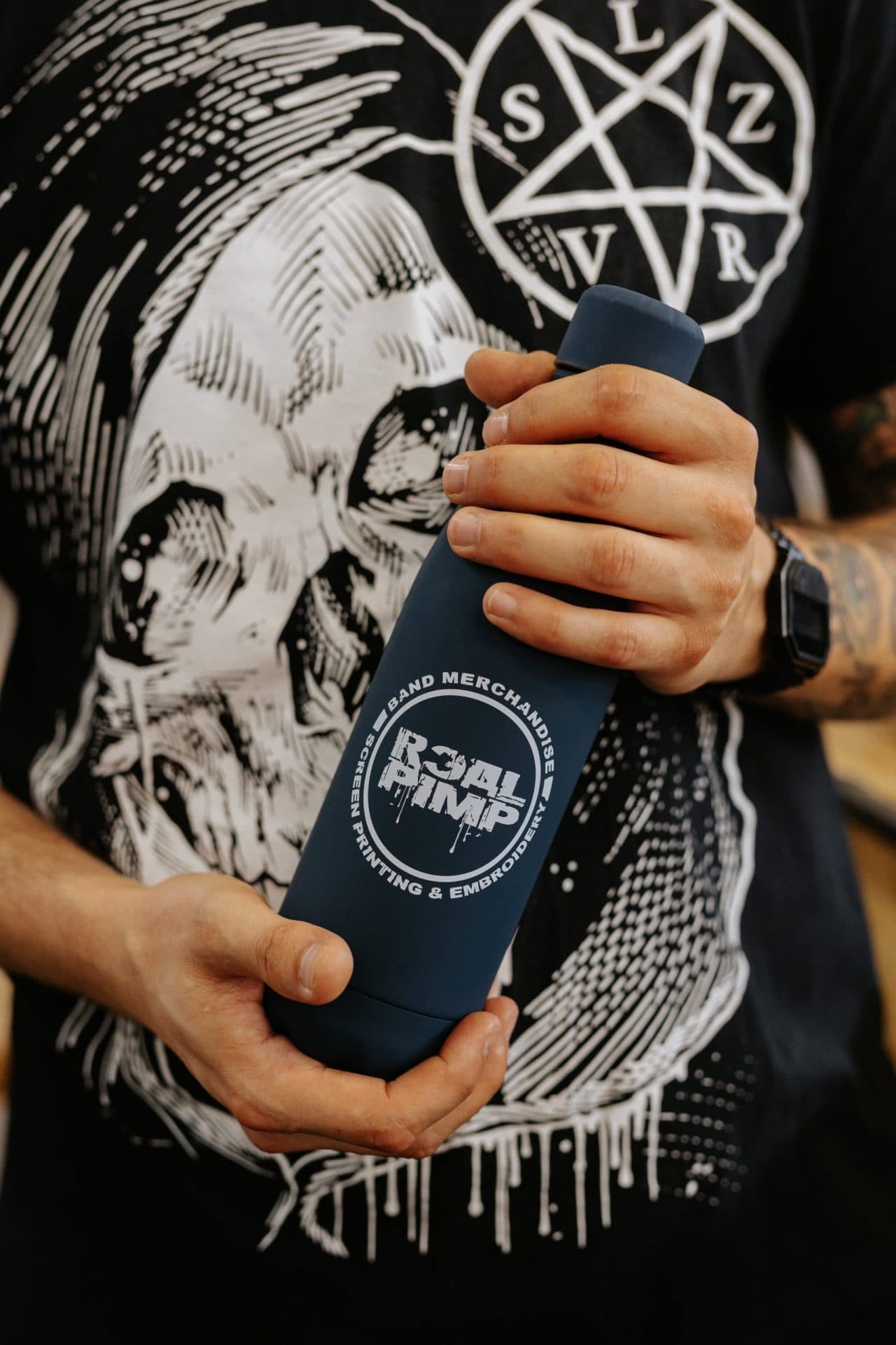 Real Pimp márkás szigetelt italtartó hímzett logóval zenekari merchhez