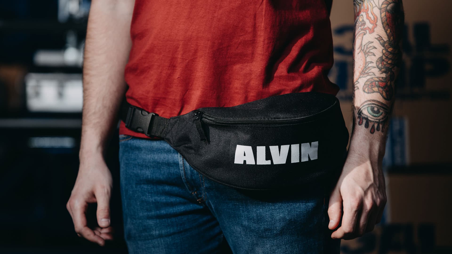 Egyedi nyomtatott ALVIN márkás övtáska merch kiegészítő