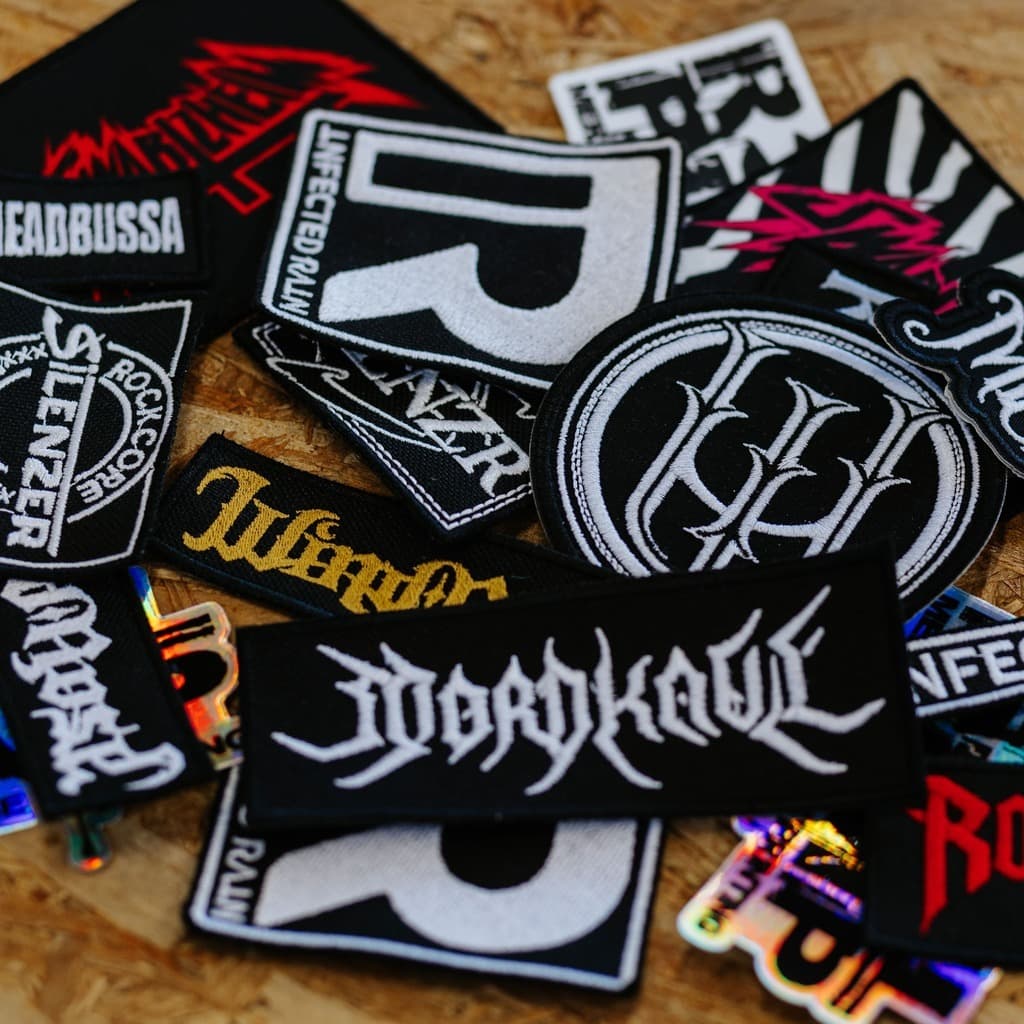 Kollektion von individuell gestickten Metal-Band Patches und Merchandise-Accessoires