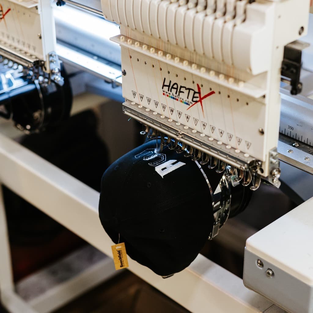 Haftek Mehrkopf-Stickmaschine erstellt individuelle Designs auf Band-Merchandise
