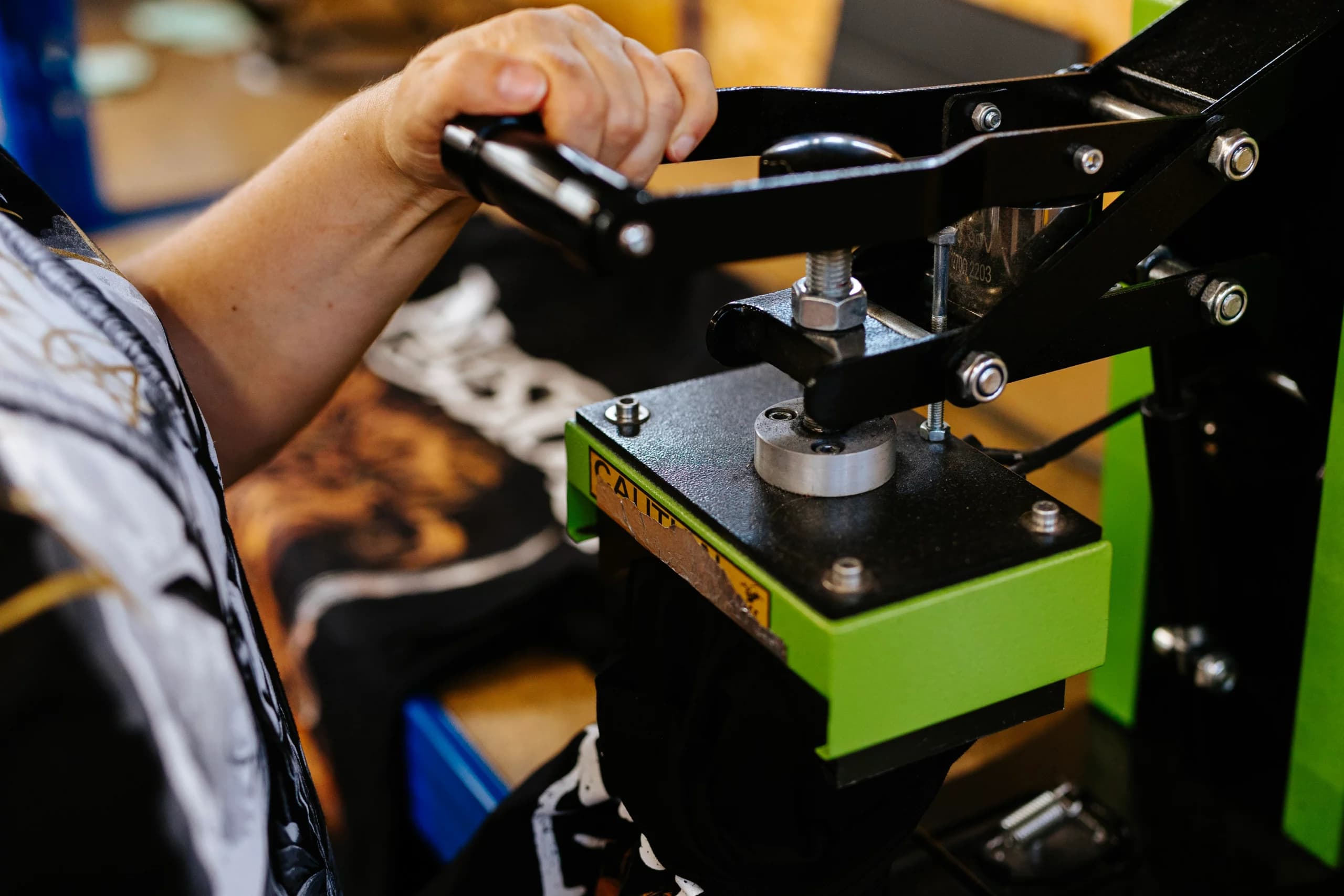 Ipari melegprés gép egyedi címkék pontos hőmérsékleten történő felhelyezése minőségi eredményért