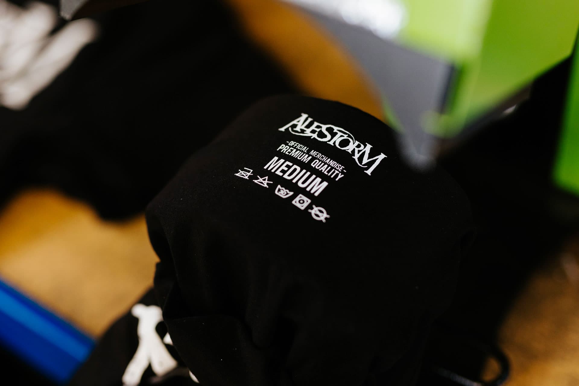 Prémium minőségű nyomtatott nyakcímke Alestorm hivatalos zenekari merch pólón