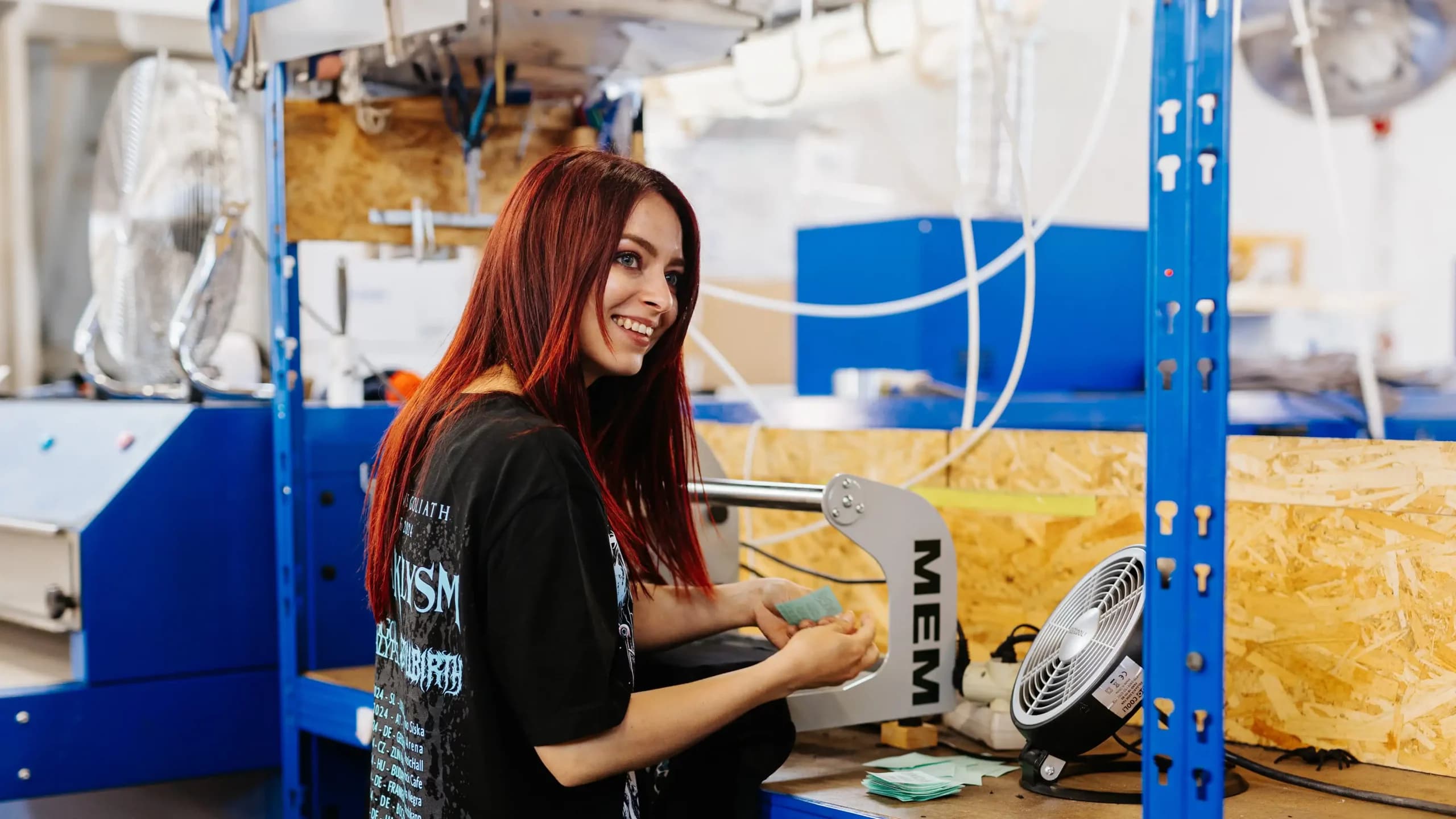 Professzionális címke felhelyezés MEMI melegprés géppel egyedi zenekari merchre