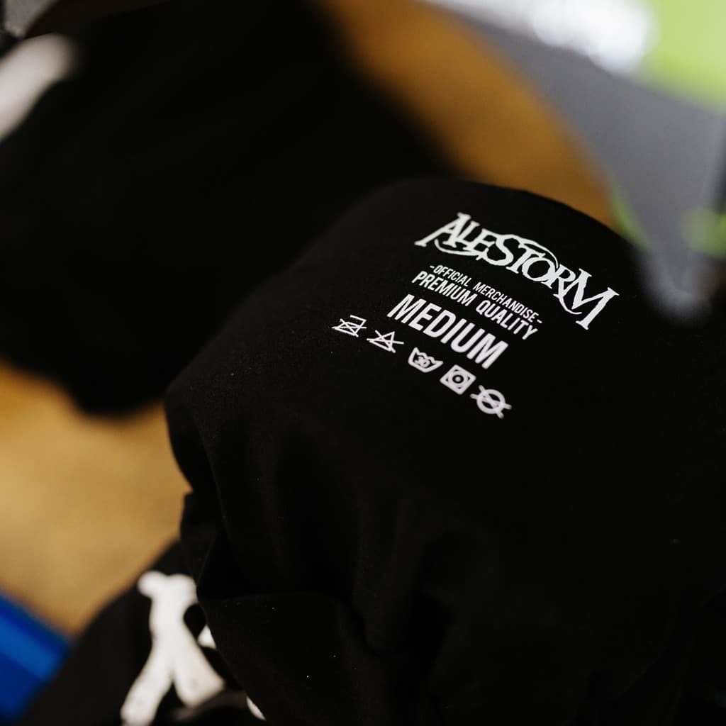 Individuell bedrucktes Nackenlabel auf Alestorm Band T-Shirt zeigt Premium-Qualitäts-Branding