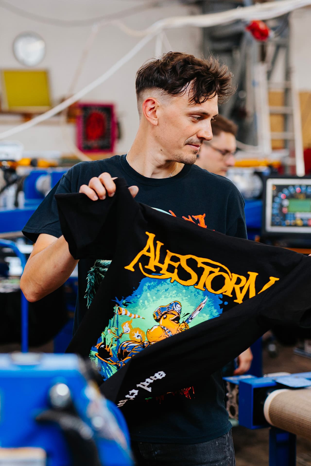 Frisch bedrucktes Alestorm Band T-Shirt mit buntem Piraten-Design in der Real Pimp Werkstatt