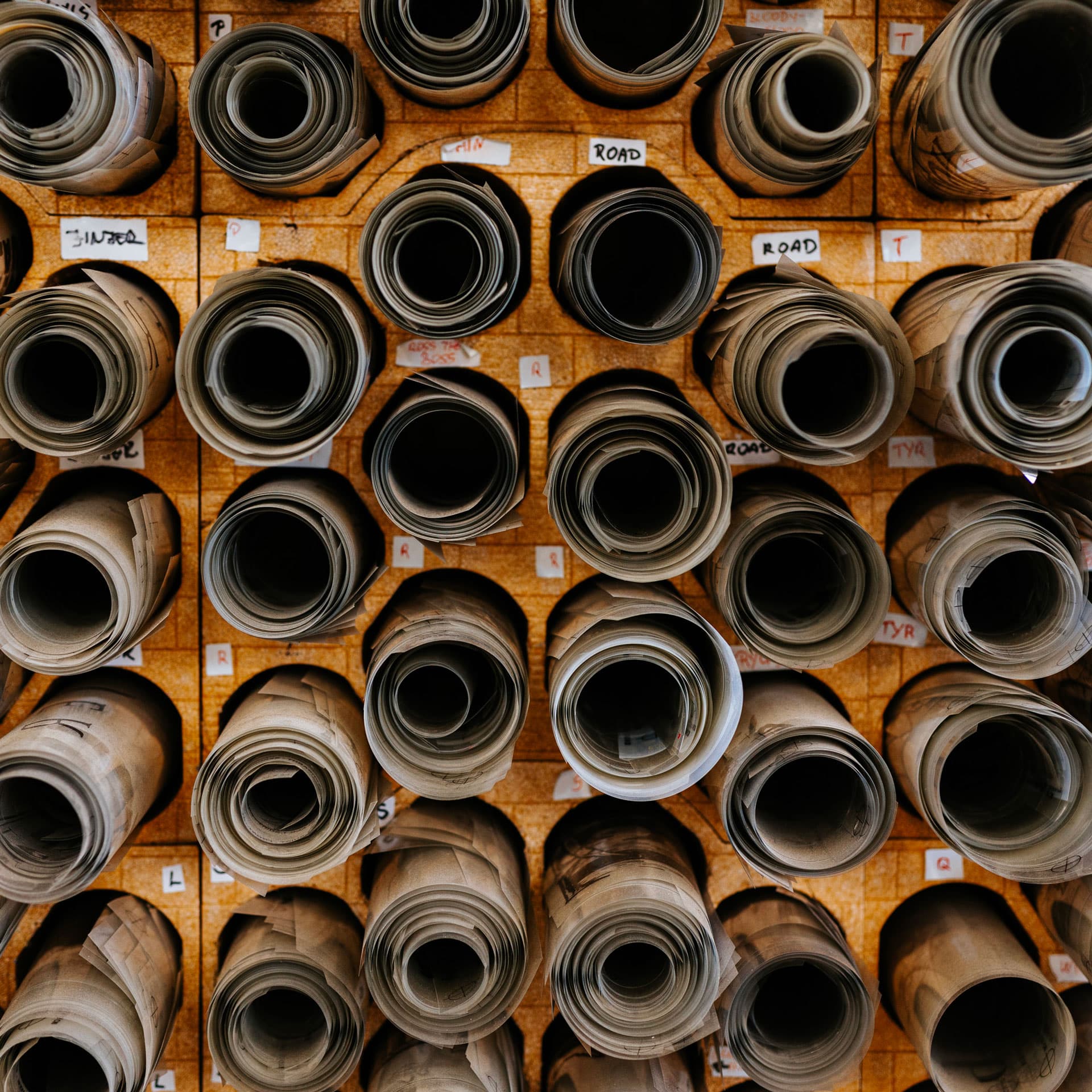 Organisierte Lagerung gerollter Siebdrucksiebe in der Real Pimp Produktionswerkstatt