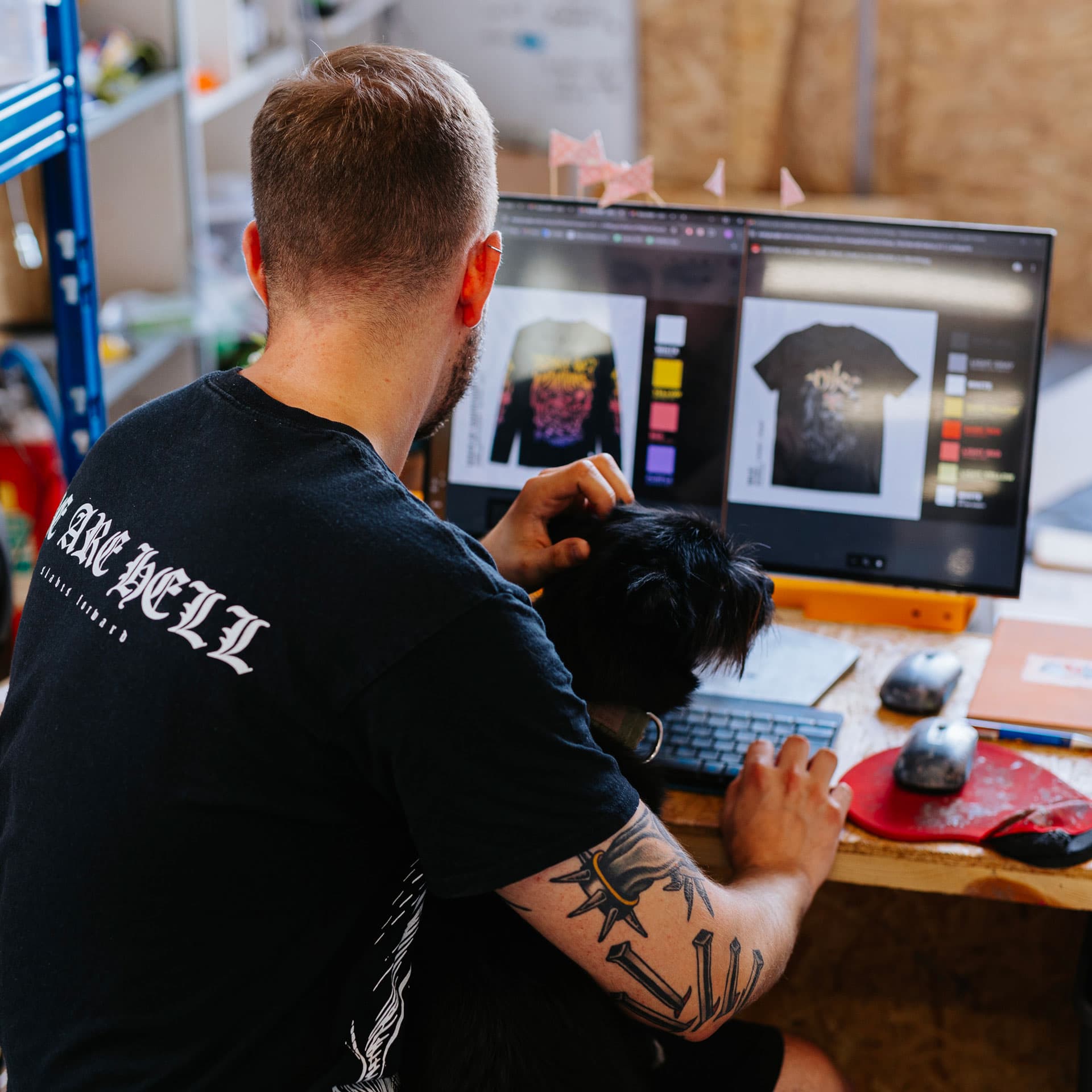 Designer erstellt individuelle Band-Merchandise-Mockups für Siebdruckproduktion
