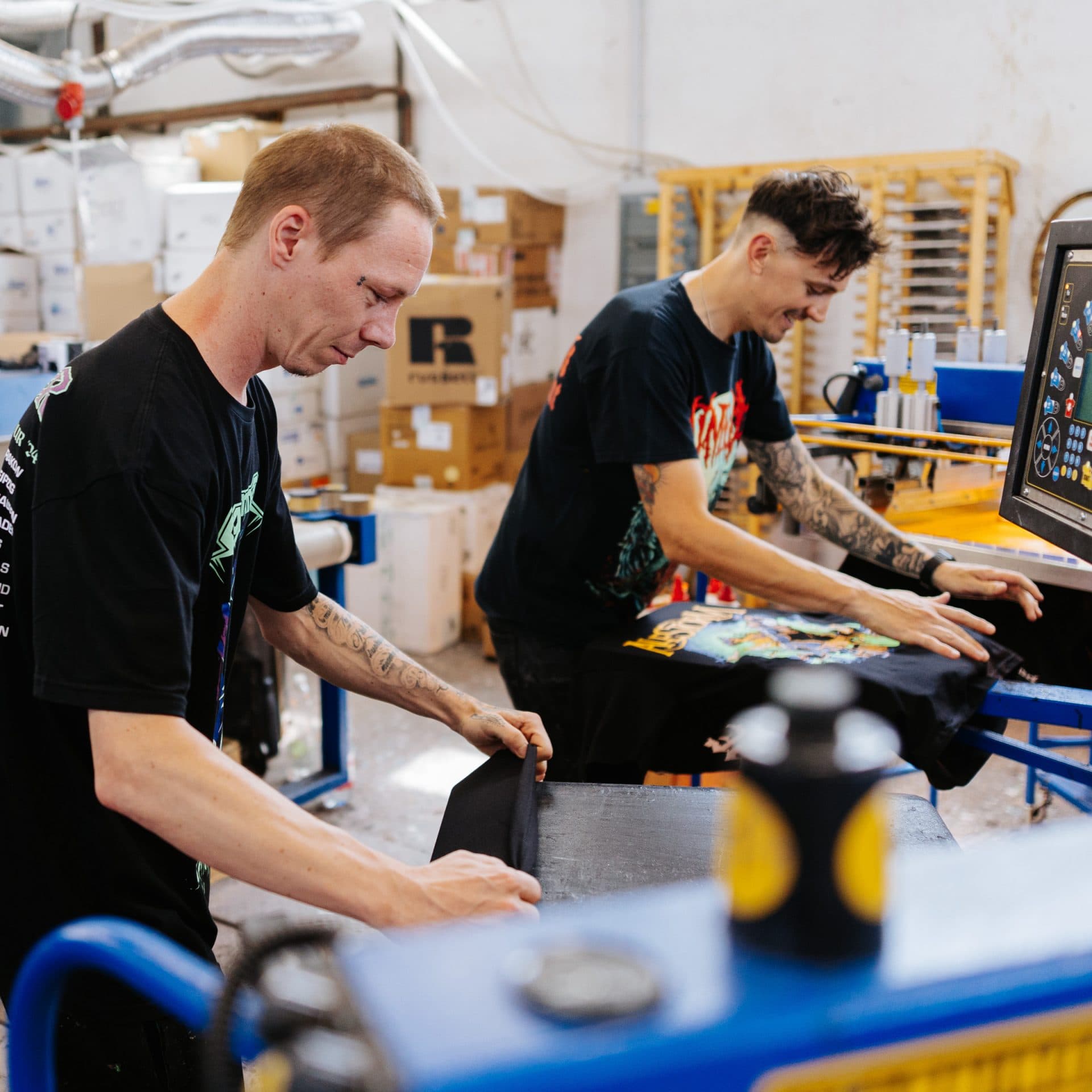Siebdruck-Profis erstellen individuellen Band-Merchandise in der Real Pimp Budapest Werkstatt