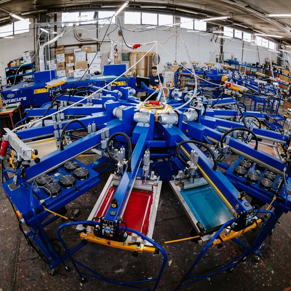 Industrielle Siebdruckanlage mit Karussellmaschinen für individuelle Band-Merchandise-Produktion