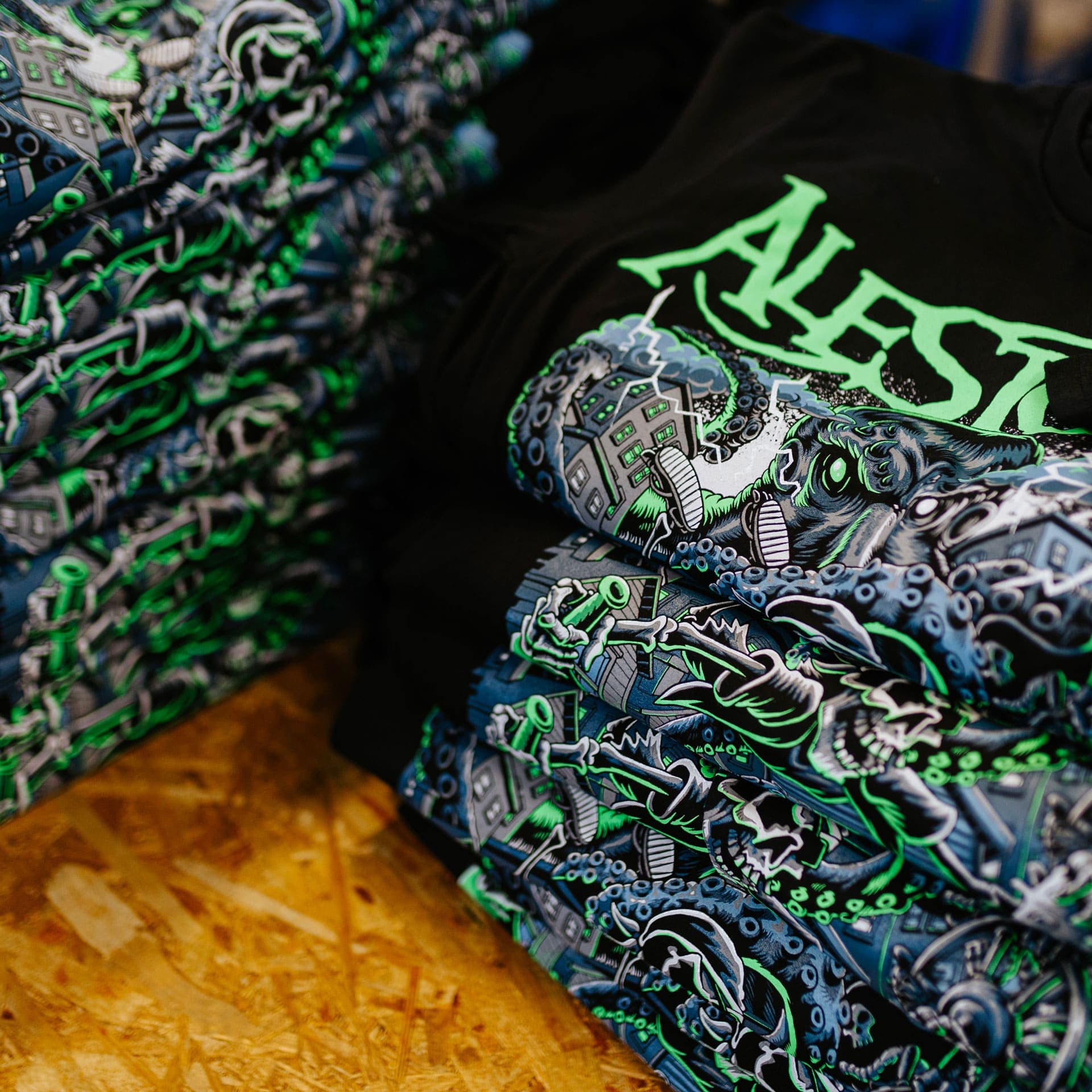 Halmozott KHOLD metal zenekari tour pólók neonsárga szitanyomott mintákkal