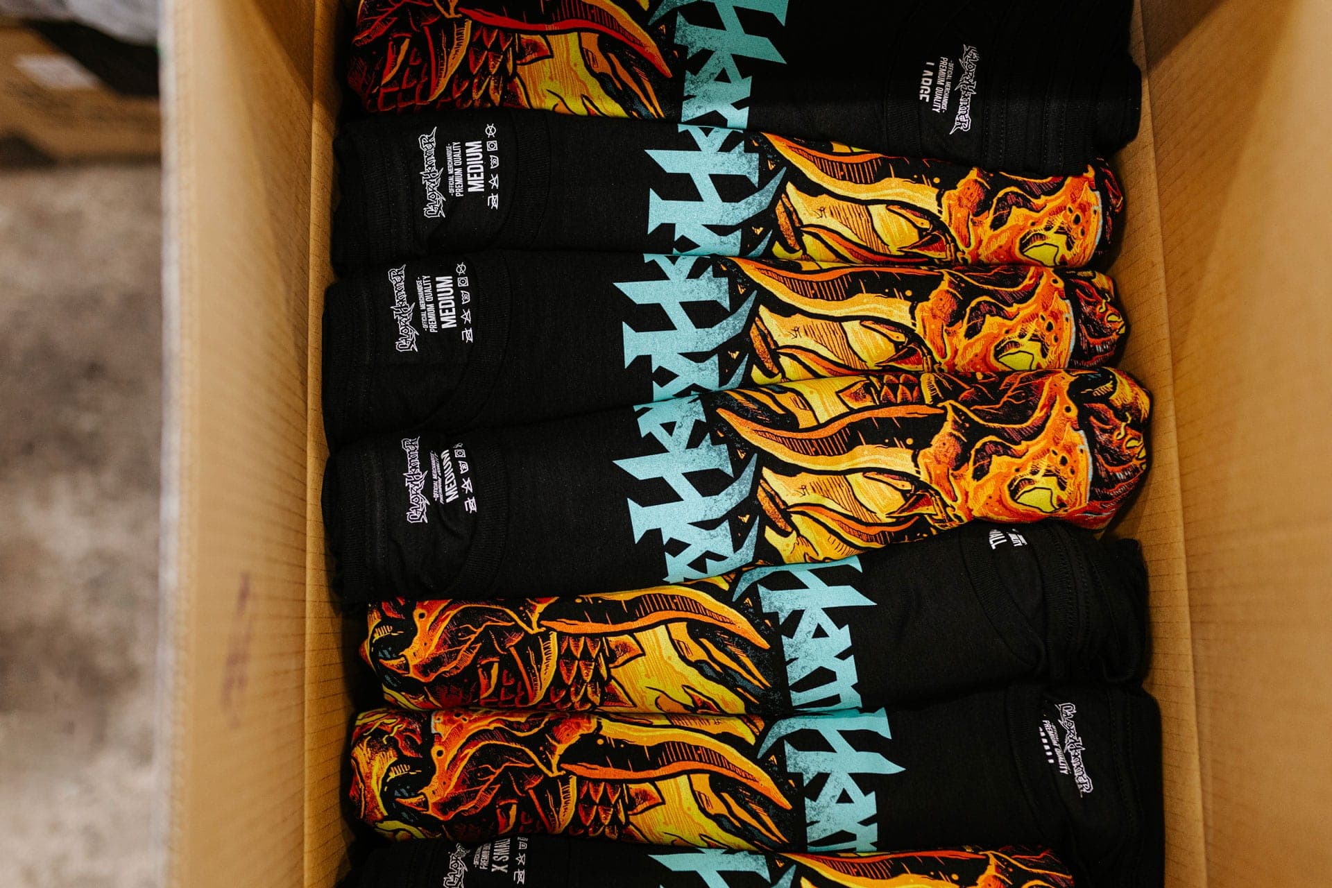 Csomagolt GLORYPIMP zenekari tour merch európai turné szállításhoz készen