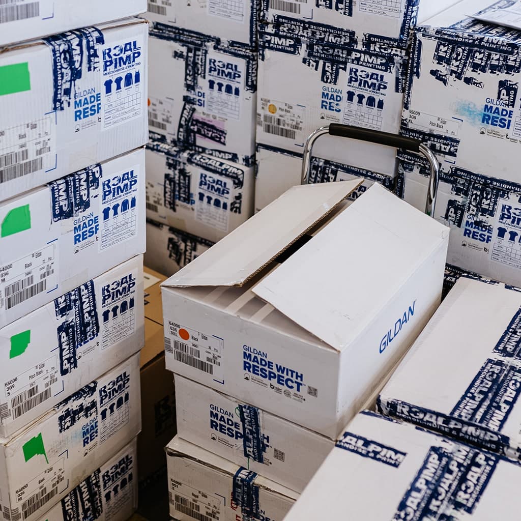 Real Pimp márkás szállítódobozok Gildan textíliákkal zenekari turné kiszállításhoz készen