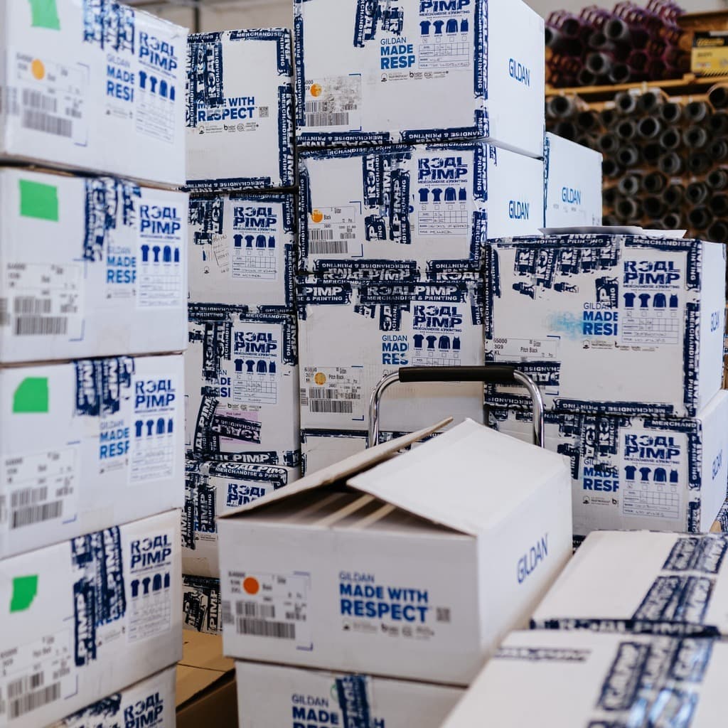 Gebrandete Real Pimp Versandkartons bereit für Band-Tour-Merchandise-Lieferung durch Europa